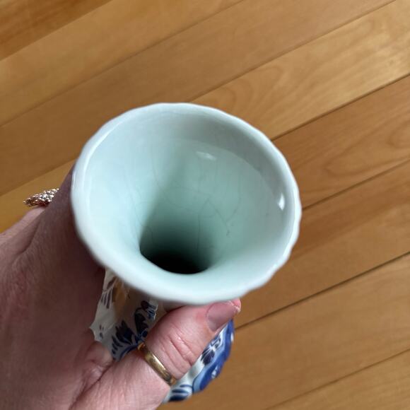 Delft Hand painted 8” Vase - Holland marked 250a - Picture 5 of 9